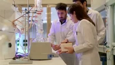 Duygu Yilmaz, CEO de Biolive, con dos investigadores en el laboratorio / BIOLIVE