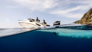 Una lancha equipada con el motor Suzuki Micro-Plastic Collector / SUZUKI