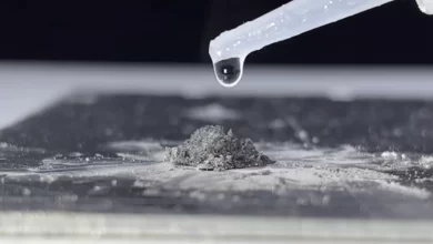 La ceniza de un cigarrillo y unas gotas de super glue crean una masa reparadora instantánea / INVENTOR 101