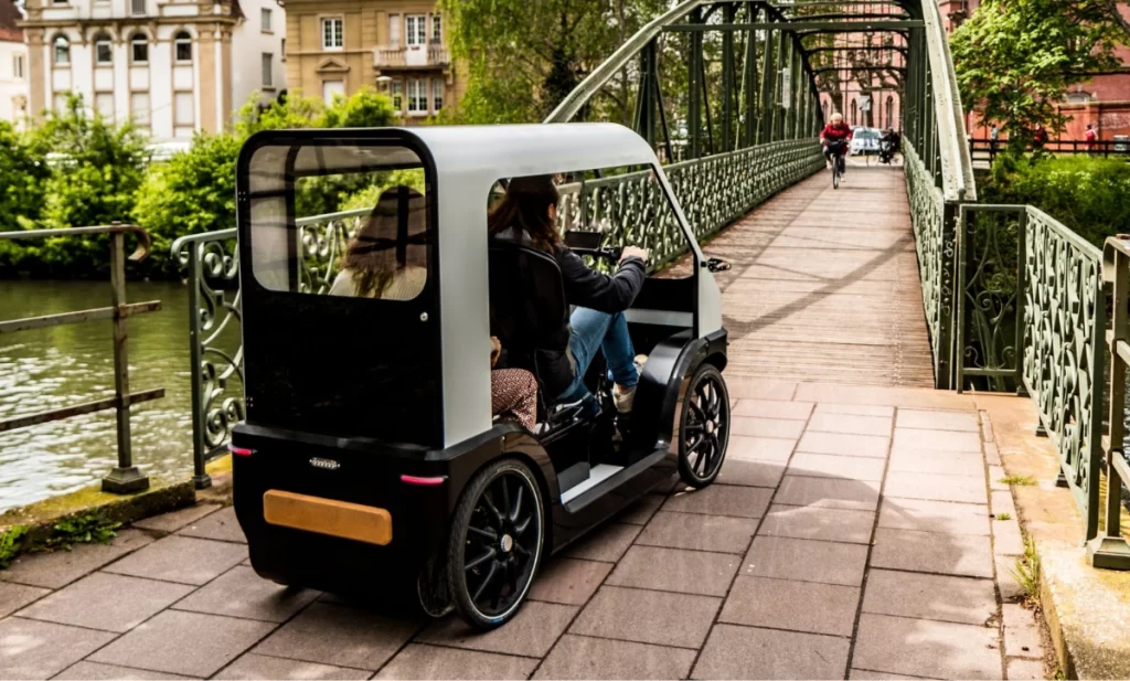vehículo karbikes atravesando un puente vehículo karbikes atravesando un puente