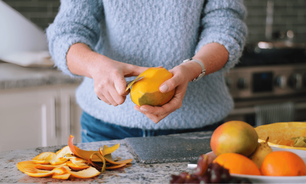 Restos de fruta Los restos de frutas de temporada se reutilizan para nutrir arbustos, huertos urbanos y jardines sostenibles./ Imagen: Beonloop