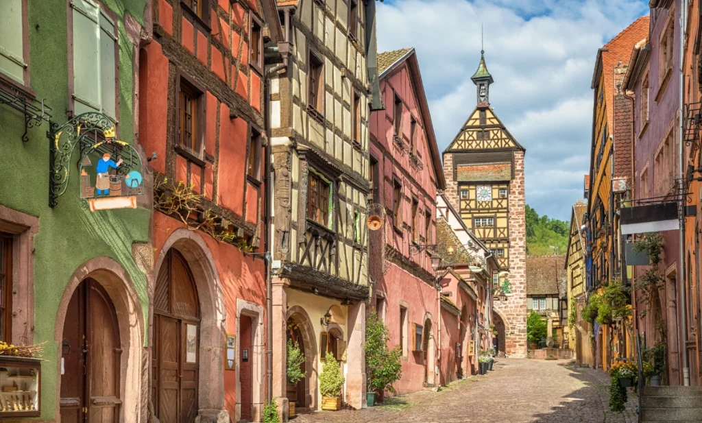 Arquitectura medieval y ambiente de cuento en las calles principales del encantador pueblo de Riquewihr