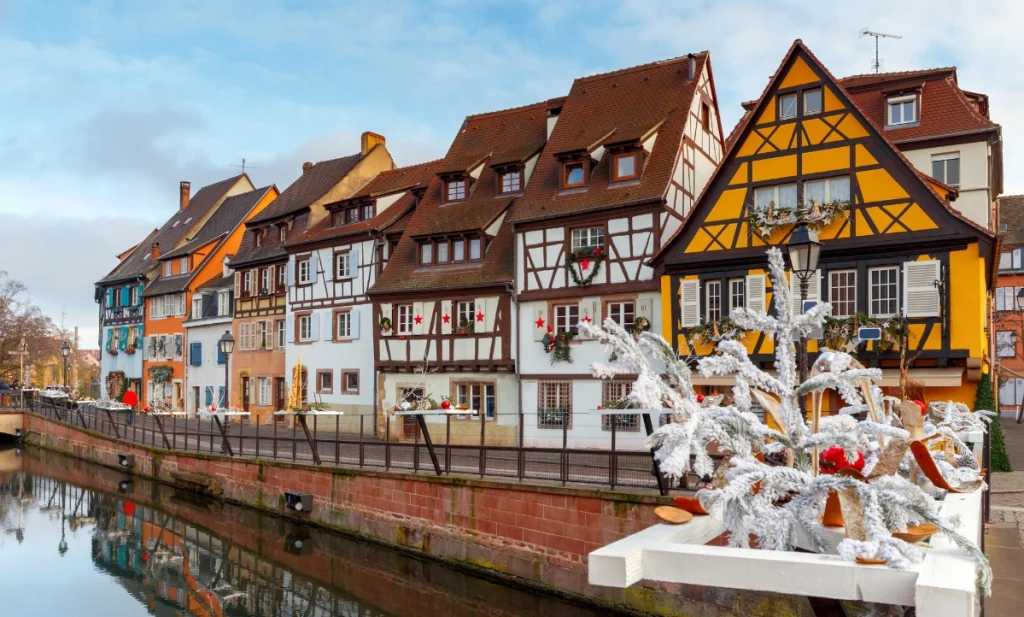 Paisajes urbanos llenos de encanto donde la estética y el patrimonio se unen en cada detalle.
