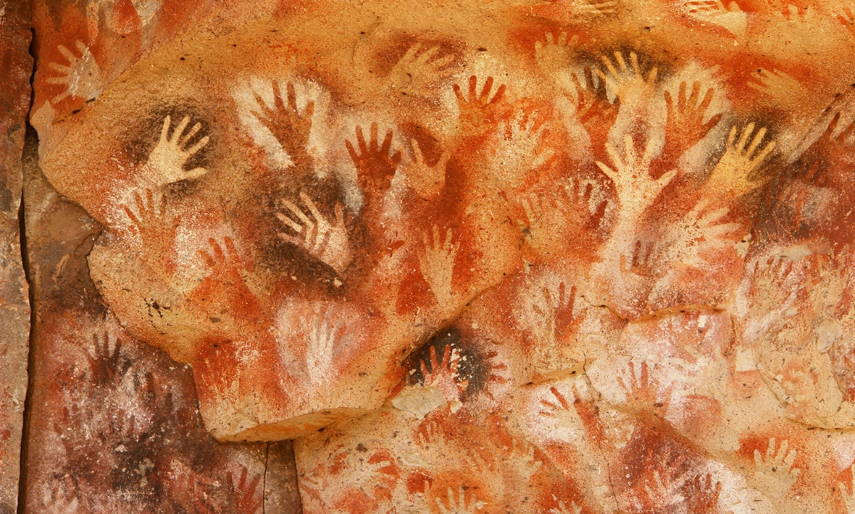 Las siluetas de manos en negativo revelan un gesto colectivo que aún resuena miles de años después./ Imagen: Daniel Rivademar